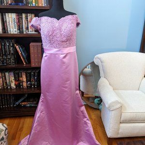 Size 18-20 purple trumpet gown with beaded bodice and sheer appique train